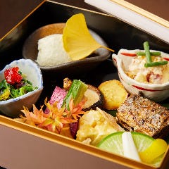 旬の食材をふんだんに使った見た目も華やかな「前菜盛り合わせ」