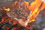 かたまりのお肉を豪快に炭火で焼いて食べるアメリカンスタイル