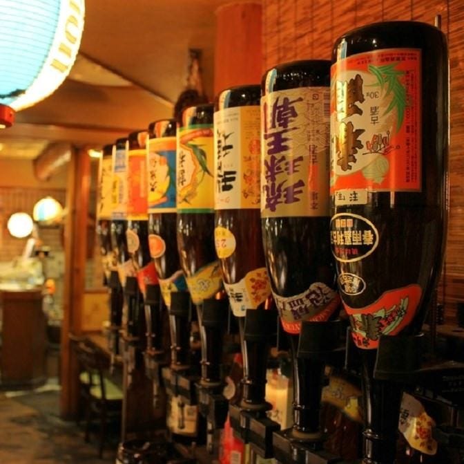 沖縄のお酒といえば泡盛！店内に泡盛がずらりと並んでいます。