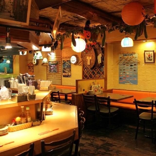 まるで沖縄の居酒屋！活気ある店内でお食事を楽しめます。