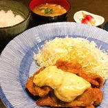 チキン南蛮定食(ライス・小鉢・味噌汁・漬物付)
【ご飯大盛り無料】
