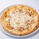 北海道産豚肉とスカモルツァチーズのピッツァ