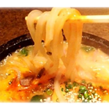石鍋チゲうどんシコシコのうどんと、ピリ辛のみそ風味のグツグツスープによく合うシコシコのうどん。