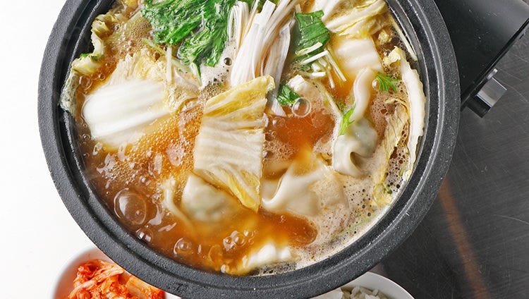 スープと餡の旨みが凝縮した炊き餃子。〆はもちろん中華そばで！