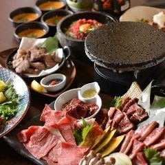 馬肉の豊かな旨味を活かした多彩な創作料理も自慢です！