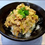 自慢のチャーシューを細かく切って味付けをしご飯に乗せた一品！