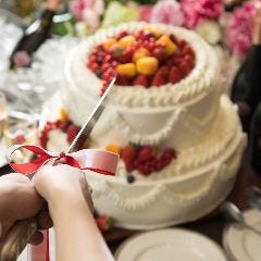 有料オプションのウェディングケーキは型やサイズが選択可能です