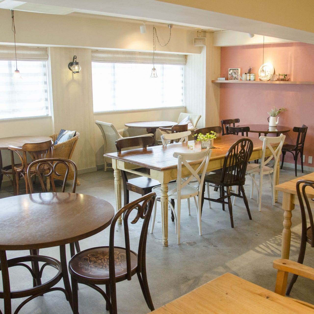 ブラウンや白のテーブルとイスで海外風の内観