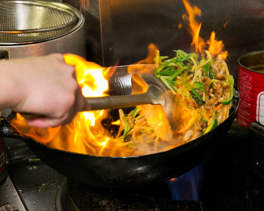 中華料理は火力が命！
炎の中で食材が踊ります