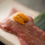 牛寿司（※一般的に食肉の生食は食中毒のリスクがあります※子供、高齢者、食中毒に対する抵抗力の弱い人は食肉の生食を控えてください）
