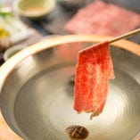 赤のれん伝統の神戸牛すきやき・しゃぶしゃぶも好評です。