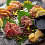 【肉刺し】
牛、豚、鶏、鴨、馬など色々なお肉を楽しめます