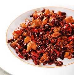 辣子鶏（ラーズージー）は多量の四川唐辛子や花椒などを揚げた鶏肉に炒め絡めた料理です。