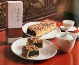 重慶飯店一押しのお菓子、バンピン。胡麻ペーストの餡が絶品