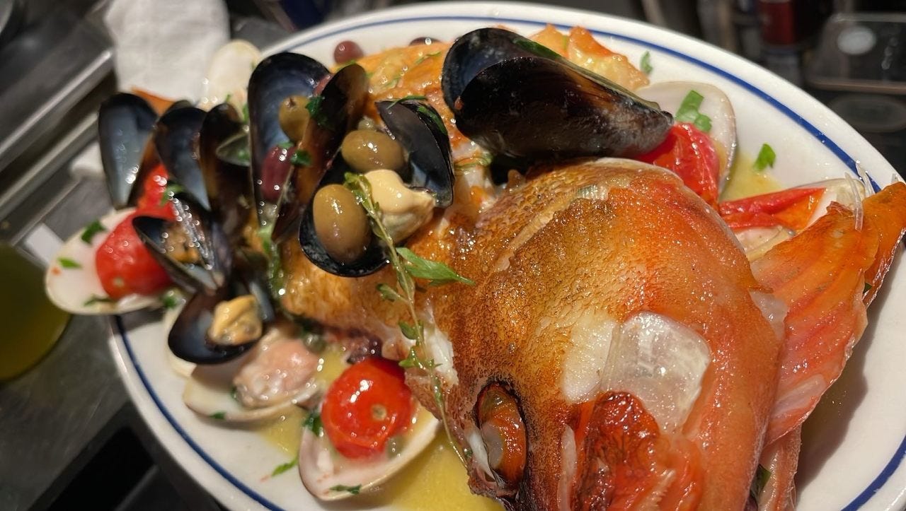 お皿に盛られたアクアパッツァ