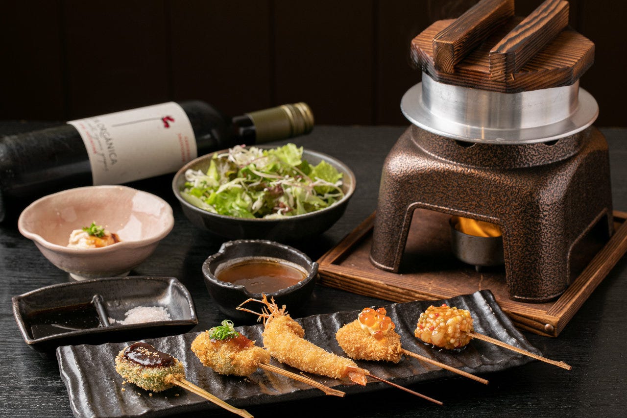 並べられた串カツと釜飯