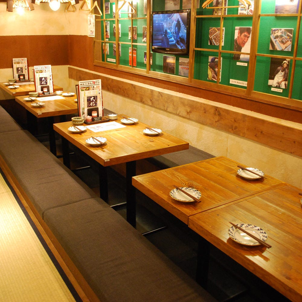 テーブルに箸と皿がセッティングされた 四十八漁場 町田駅前店の店内