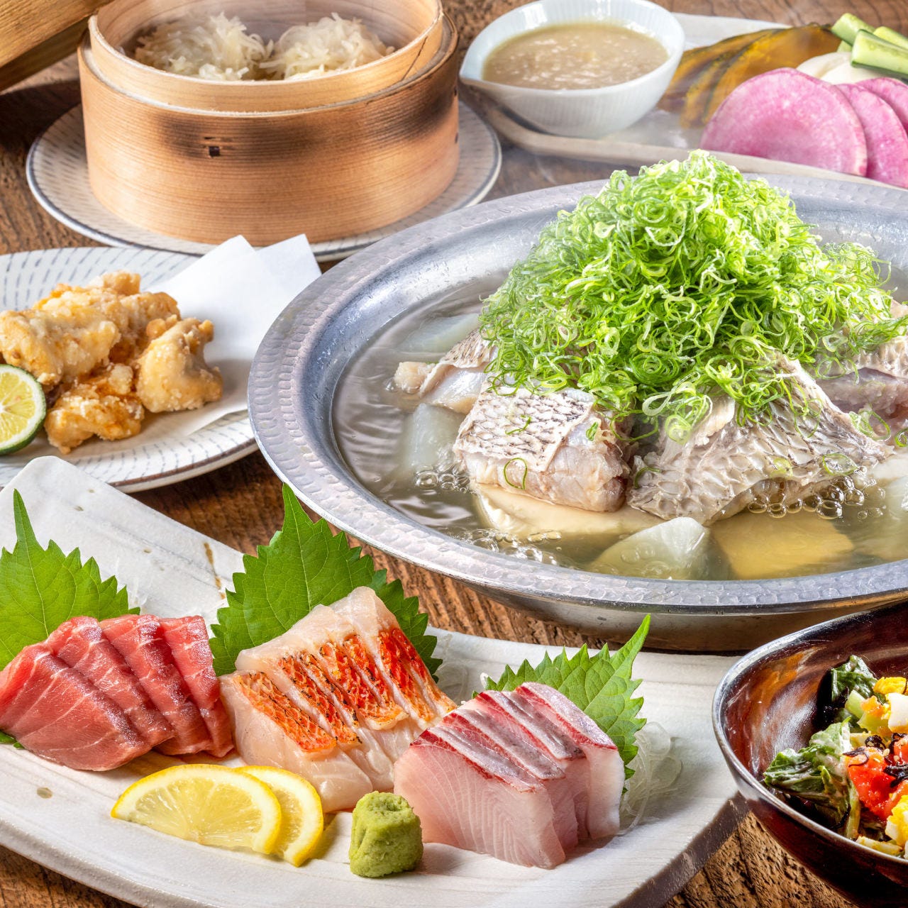 刺身や漬け物などが並べられている様子