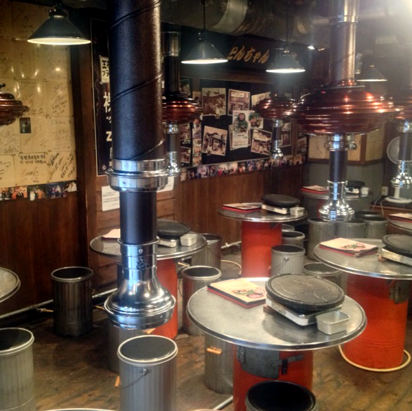 とんちゃん 新宿本店の店内