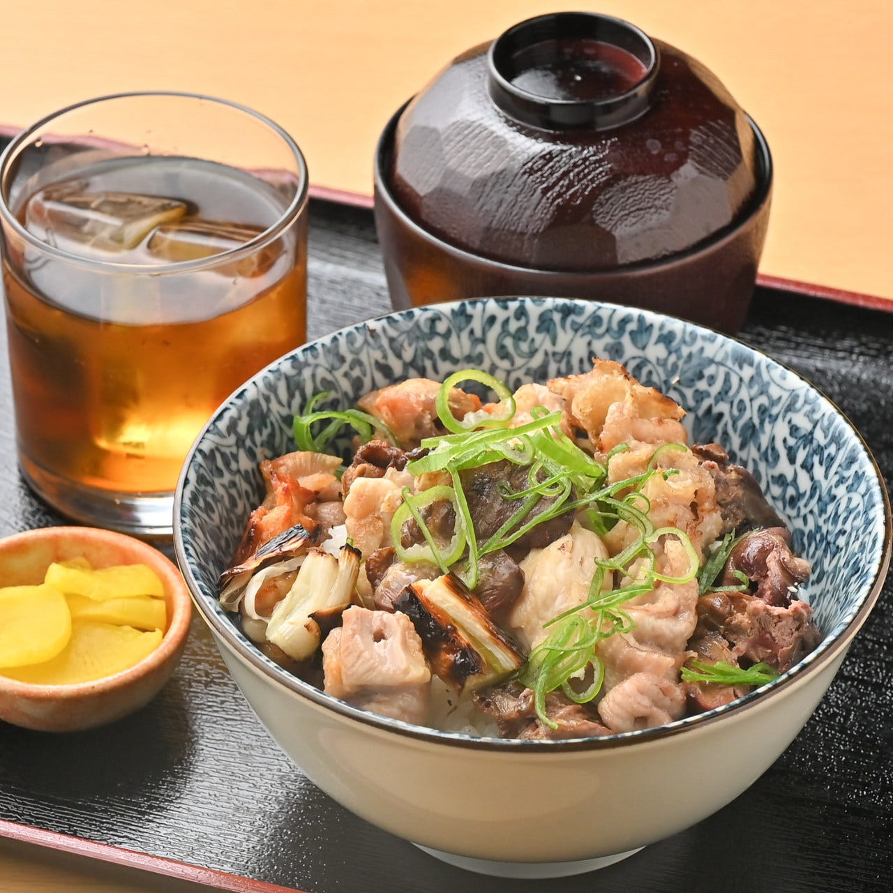 みそ汁、小鉢、たっぷりの焼鳥がのった定食