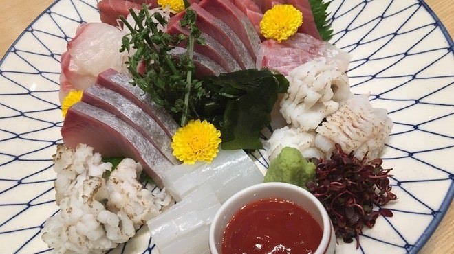 鮮魚のお造り盛り合わせ！
日本酒とご一緒にどうぞ。
