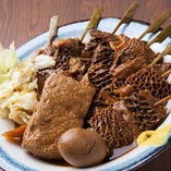 牛モツの串煮８本盛り～キャベツと玉子付きと豆冨付き
