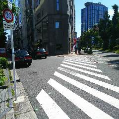 「新大阪ワシントンホテルプラザ」前の道へ（斜め左）進みます。