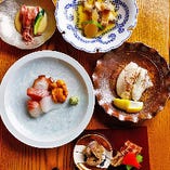 その時々の旬食材を、お造り、おでん、天ぷら、漬け物…など、毎日様々な味わいでお届けしております。