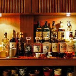 お飲み物は“和酒”のみを厳選。カウンター越しの棚にずらりとボトルが並びます。