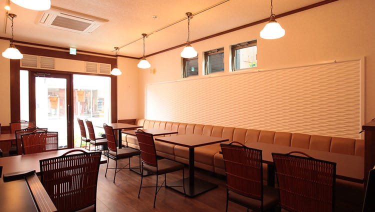 ブラウンのテーブルソファとモダンな雰囲気の内観