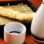 こだわりの米油を使用したサクッ＆ふわ食感の天ぷらにはやっぱり日本酒