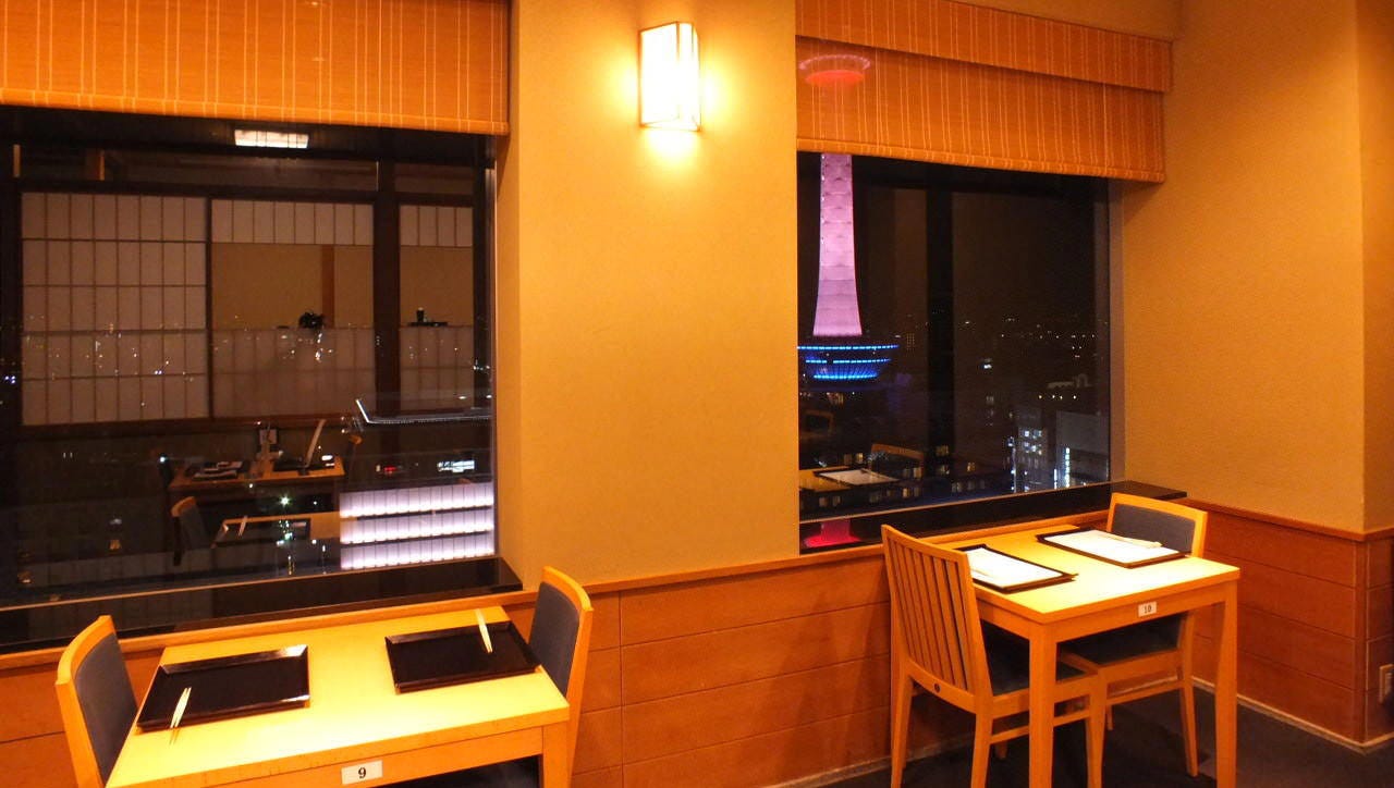 窓から京都タワーが展望できる落ち着いた木目調の松山閣の店内