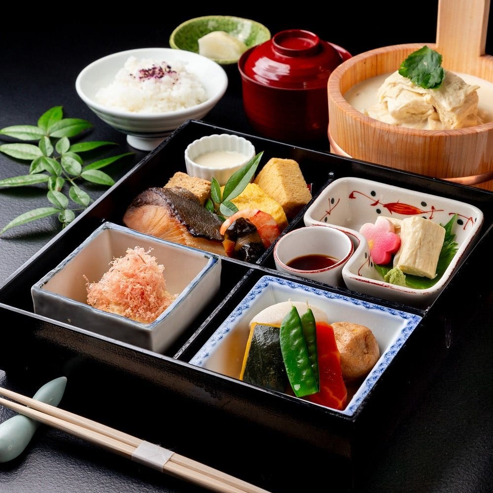 桶にはいった生湯葉と黒いボックスにはいったお弁当とご飯とお吸い物