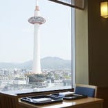 【窓側テーブル席】
地上11階の眺めを堪能。京都タワーや京都五山も一望できる特等席