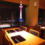 【窓側の特等席】
京都の五山を一望。古都の絶景を望むテーブル席