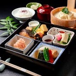 名物ゆば桶付「季節の彩り京弁当」季節の味覚を気軽に堪能。山海の幸をあしらった八寸など豊富に満喫