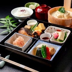 名物ゆば桶付「季節の彩り京弁当」季節の味覚を気軽に堪能。山海の幸をあしらった八寸など豊富に満喫