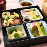 名物ゆば桶付「季節の彩り京弁当」季節の味覚を気軽に堪能。山海の幸をあしらった八寸など豊富に満喫