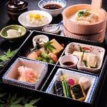 名物ゆば桶付「季節の彩り京弁当」季節の味覚を気軽に堪能。山海の幸をあしらった八寸など豊富に満喫