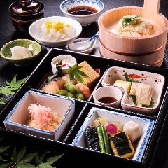 名物ゆば桶付「季節の彩り京弁当」季節の味覚を気軽に堪能。山海の幸をあしらった八寸など豊富に満喫