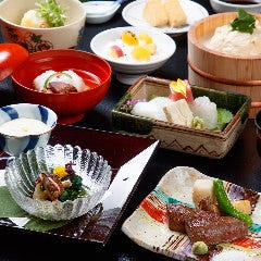 窓際席確約【今月の京料理】予約限定。京都の夜景と贅を尽くした旬の美味「松華（しょうか）」