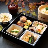 名物ゆば桶付「季節の彩り京弁当」季節の味覚を気軽に堪能。山海の幸をあしらった八寸など豊富に満喫