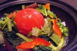 丸ごとトマトと美健野菜のサウナサラダ：美健野菜の代名詞トマトを丸ごと使用したリコピンたっぷりのサラダ。野菜を一番おいしく効率よく摂る調理法はやはり蒸し！当店こだわりの6種野菜を始めとした色々な種類の彩り野菜をヘルシーな蒸し調理で楽しむ温野菜サラダ。少々時間がかかります。