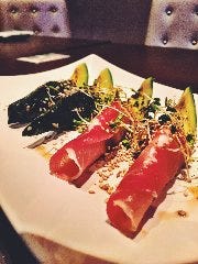 生ハムとえごまのキムチでアボカド卷き