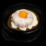 石鍋で後から香ばしくなり、チーズとの相性も完璧♪「石焼チーズカレー」