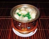 水餃子￥1,980（税込）卓上で火をつけ、熱々をお召し上がりいただきます。干貝・セロリ・魚肉・白菜・海老と５種の味をお楽しみください。