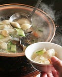 清の皇帝も認めたと伝えられている『皇帝鍋』たっぷりの海の幸山の幸と餃子を入れ、秘伝のスープで仕上げます。