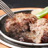 【神戸牛ハンバーグ】
肉汁があふれ出します！