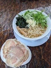 冷たい燻製チャーシュー麺(スープの入った和風冷製スープ麺)