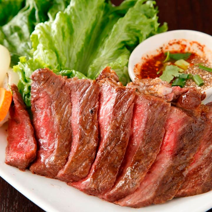 ヌァヤーン／牛肉のレアステーキ